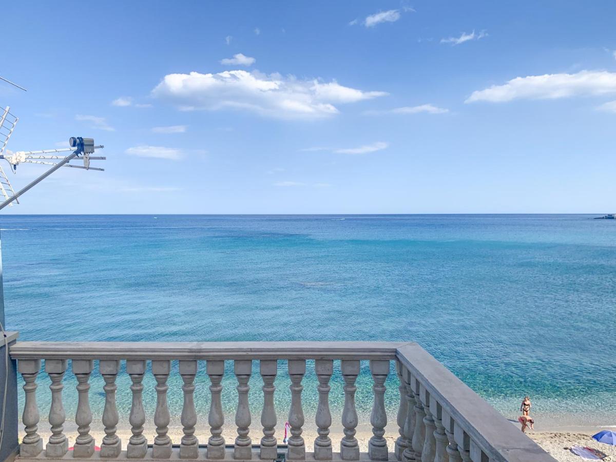 Maremare Apartments Giardini Naxos Exteriör bild